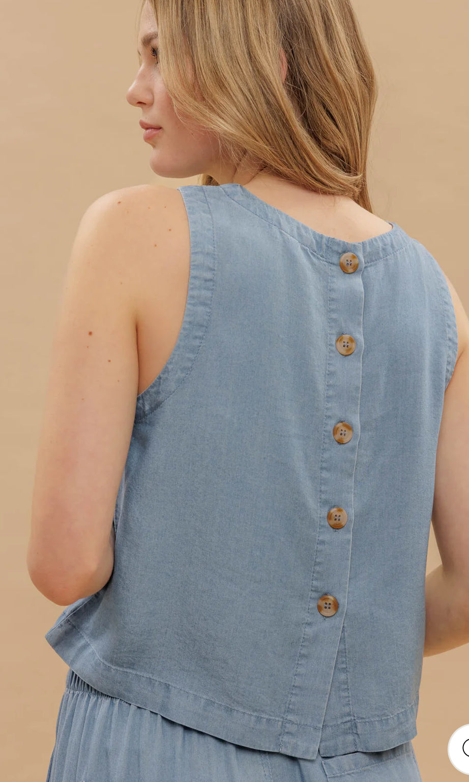 ROUND NECK BACK BUTTON SLEEVELESS CHAMBRAY TOP