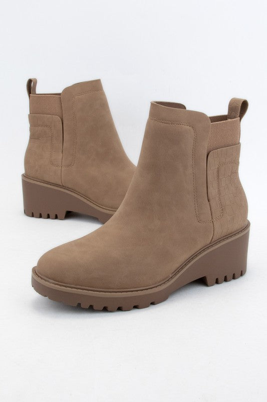 Chelsea Ankle Boots in LATTE