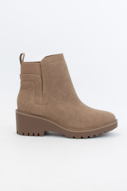 Chelsea Ankle Boots in LATTE