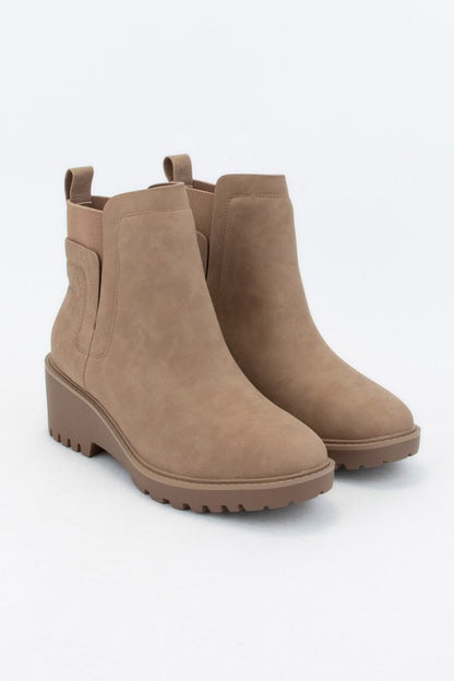 Chelsea Ankle Boots in LATTE