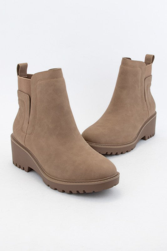 Chelsea Ankle Boots in LATTE