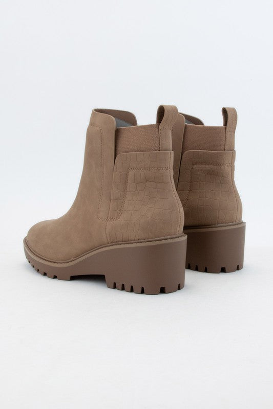 Chelsea Ankle Boots in LATTE