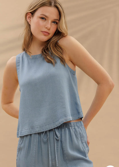 ROUND NECK BACK BUTTON SLEEVELESS CHAMBRAY TOP