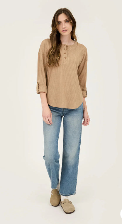 3/4 TAB SLEEVE HENLEY KNIT TOP